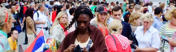 Zum-Bilde-Gottes-Titelbild Beitragsbild: Foto einer farbigen Frau im Zentrum einer Menschenmenge für den Artikel "Zum Bilde Gottes"